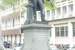 Sir-Pope-Henessy-Statue