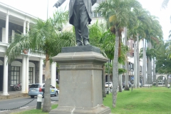 Sir-William-Newton-Statue